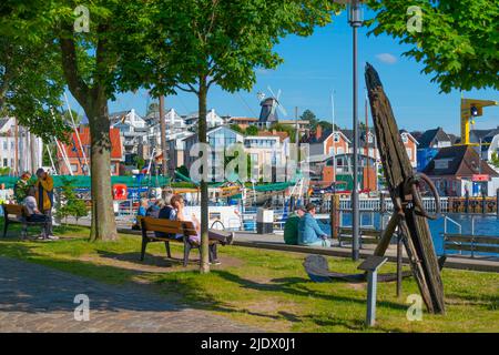 Kleiner Park und Hafen des Seebad Laboe am Kiel Fjord, Ostsee, Bezirk Ploen, Norddeutschland, Europa Stockfoto