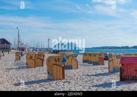 Strand mit Liegestühlen, Kreuzschiff Cosat Fascinosa, Seebad Laboe an der Kieler Förde, Ostsee, Bezirk Ploen, Norddeutschland, Europa Stockfoto