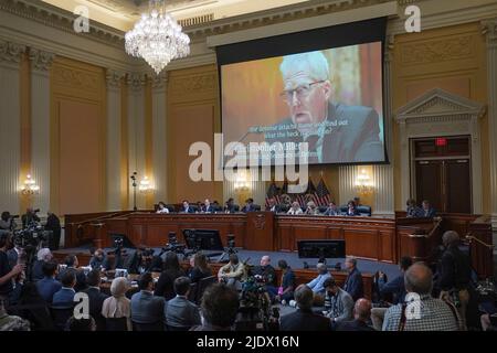 Washington, USA. 23.. Juni 2022. WASHINGTON, DC? 23. JUNI: Ein Video des ehemaligen amtierenden Verteidigungssekretärs Christopher Miller wird auf einem Bildschirm gezeigt, während das Auswahlkomitee des Repräsentantenhauses am 6. Januar eine Anhörung auf dem Capitol Hill am Donnerstag, dem 23. Juni 2022, abhält. (Foto: Demetrius Freeman/Pool/Sipa USA) Quelle: SIPA USA/Alamy Live News Stockfoto