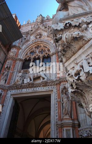 Venedig, Italien - 02. September 2018: Eingang des Palastes, der von der UNESCO zum Weltkulturerbe erklärt wurde und auch als Dogenpalast (Palazzo Ducale) bekannt ist Stockfoto