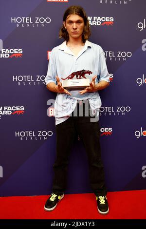 Berlin, Deutschland. 23.. Juni 2022. Milan Herms, Gewinner des New Faces Award Film for Best Young Actor, nachdem er den Red Panter beim Delphi Filmpalast erhalten hatte. Quelle: Carsten Koall/dpa/Alamy Live News Stockfoto