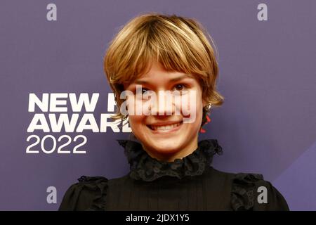 Berlin, Deutschland. 23.. Juni 2022. Lea Drinda, Gewinnerin des New Faces Award Film for Best Young Actress, nach dem Empfang des Red Panther beim Delphi Filmpalast. Quelle: Carsten Koall/dpa/Alamy Live News Stockfoto