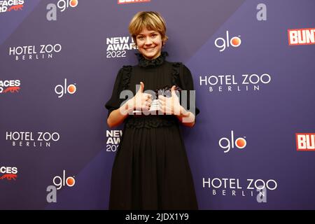 Berlin, Deutschland. 23.. Juni 2022. Lea Drinda, Gewinnerin des New Faces Award Films für die beste Newcomer-Schauspielerin, nach dem Empfang des Red Panther beim Delphi Filmpalast. Quelle: Carsten Koall/dpa/Alamy Live News Stockfoto