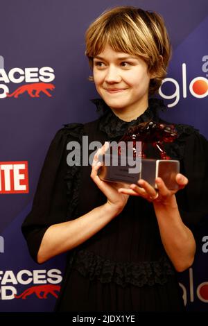 Berlin, Deutschland. 23.. Juni 2022. Lea Drinda, Gewinnerin des New Faces Award Films für die beste Newcomer-Schauspielerin, nach dem Empfang des Red Panther beim Delphi Filmpalast. Quelle: Carsten Koall/dpa/Alamy Live News Stockfoto