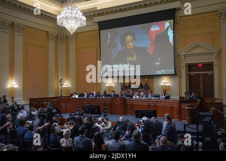 Washington, DC am 23. Juni 2022. WASHINGTON, DC â 23. JUNI: Ein Video der ehemaligen Generalanwältin Loretta Lynch wird auf einem Bildschirm gezeigt, während das Auswahlkomitee des Repräsentantenhauses am 6. Januar eine Anhörung auf dem Capitol Hill am Donnerstag, 23. Juni 2022, abhält. Kredit: Demetrius Freeman/Pool über CNP Stockfoto
