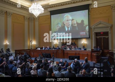 Washington, DC am 23. Juni 2022. WASHINGTON, DC â 23. JUNI: Ein Video des ehemaligen Generalanwalts Jeff Sessions wird auf einem Bildschirm gezeigt, während das Auswahlkomitee des Repräsentantenhauses am 6. Januar am Donnerstag, dem 23. Juni 2022, eine Anhörung auf dem Capitol Hill veranstaltet. Kredit: Demetrius Freeman/Pool über CNP Stockfoto