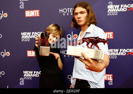 Berlin, Deutschland. 23.. Juni 2022. Lea Drinda (l), Gewinnerin des New Faces Award Film for Best Newcomer Actress, und Milan Herms (r), Gewinnerin des New Faces Award Films for Best Newcomer Actor, nach der Verleihung des Red Panther Awards im Delphi Filmpalast. Quelle: Carsten Koall/dpa/Alamy Live News Stockfoto