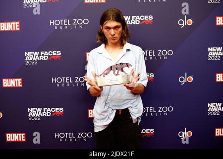 Berlin, Deutschland. 23.. Juni 2022. Milan Herms, Gewinner des New Faces Award Film for Best Young Actor, nachdem er den Red Panter beim Delphi Filmpalast erhalten hatte. Quelle: Carsten Koall/dpa/Alamy Live News Stockfoto