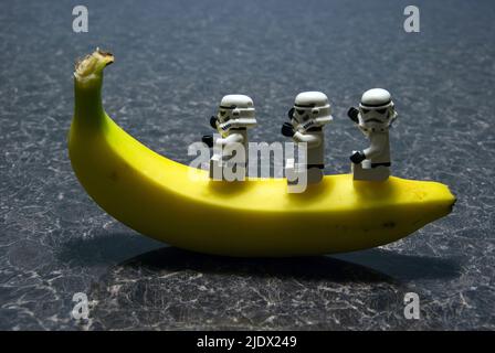 LEGO-Sturmtruppen auf einer Banane Stockfoto