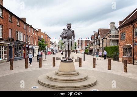 Statue von William Shakespeare in der Henley Street, Stratford-upon-Avon, Warwickshire, Großbritannien am 16. Juni 2022 Stockfoto