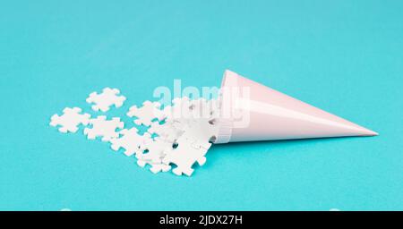 Kegel mit weißen Puzzleteilen, blauer Hintergrund, die Puzzleteile verteilen, nach Ideen und Lösungen suchen, im Team Brainstorming, flach liegend Stockfoto
