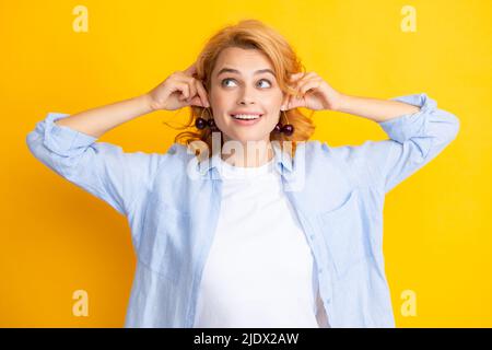 Porträt der Schönheit rötete Frau mit Kirschen auf gelb isolierten Hintergrund. Stockfoto