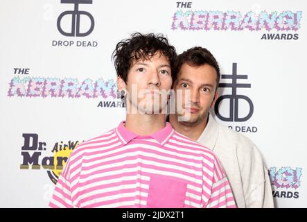 Nick Thomas (links) und Tyler Joseph von 21 Piloten, die am Kerrang teilnehmen! Auszeichnungen 2022 in Shoreditch Town Hall, East London. Bilddatum: Donnerstag, 23. Juni 2022. Stockfoto