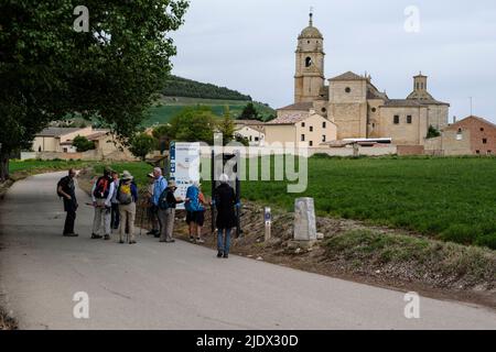 Spanien. Annäherung an Castrojeriz auf dem Camino de Santiago. Marker mit einer Scallop Shell weist den Weg zum Camino. Kirche Santa María del Manz Stockfoto