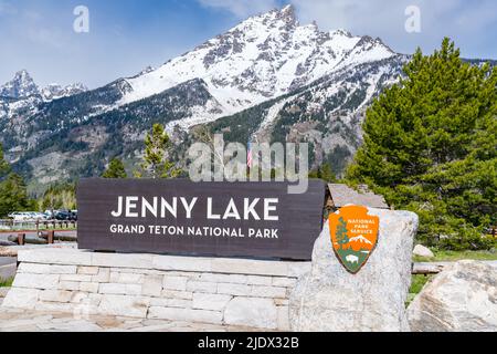 Jackson, WY - 3. Juni 2022: Begrüßungsschild am Jenny Lake im Grand Teton National Park. Jenny Lake ist einer der beliebtesten Orte im Park. Stockfoto