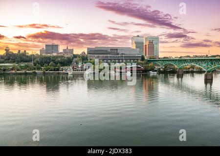 Die Skyline von Knoxville am Tennessee River bei Sonnenuntergang Stockfoto