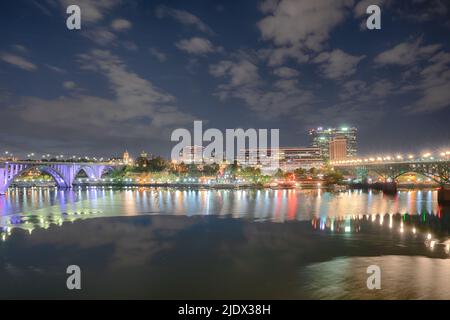 Die Skyline von Knoxville am Tennessee River bei Nacht Stockfoto