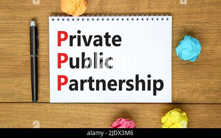 PPP-Symbol für private öffentliche Partnerschaft. Konzept Wörter PPP private öffentliche Partnerschaft auf weißer Note auf schönem Holzhintergrund. Business PPP privat Stockfoto