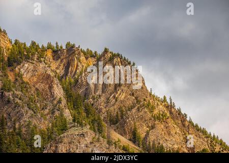 Dramatische Sturmwolken über den Rocky Mountain in Hedley BC. Upper Similkameen an einem bewölkten, bewölkten Tag. Reisefoto, niemand, selektiver Fokus Stockfoto