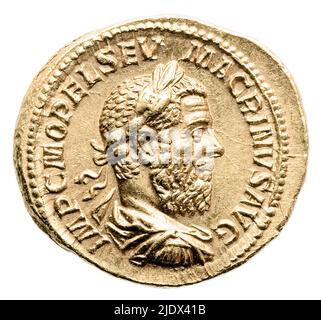 Römische Goldmünze aus dem Jahr 217AD mit dem Kopf des römischen Kaiser Marcus Opelius Macrinus (165-218). Stockfoto