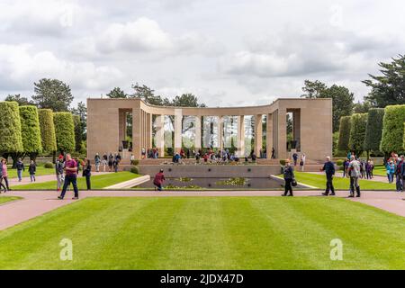 Saint-Laurent-sur-Mer, Frankreich - Mai 29. 2022 - Touristen besuchen den amerikanischen Friedhof und das Denkmal der Normandie am Strand von Omaha, der seit dem D-Day bekannt ist Stockfoto