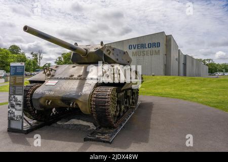 Saint-Laurent-sur-Mer, Frankreich - 29. 2022. - WW2 M10. Mai Panzerjäger vor dem Overlord-Museum am Strand von Omaha, bekannt aus D-Day Stockfoto