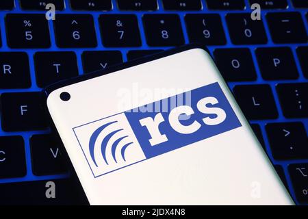 RCS Lab-Logo auf dem Smartphone. Italienischer Entwickler, bekannt durch seine Hermit-Software, die für Überwachung und rechtmäßiges Abfangen verwendet wird. Stafford, United Stockfoto