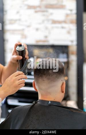Friseur schneidet einem Kunden die Haare Stockfoto