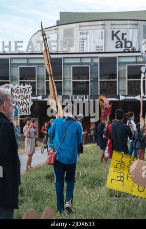 Documenta 15 - die Entfernung des Kunstwerks durch Taring padi aus dem Künstlerkollektiv ruan grupa auf der documenta 15 Kunstausstellung. Stockfoto