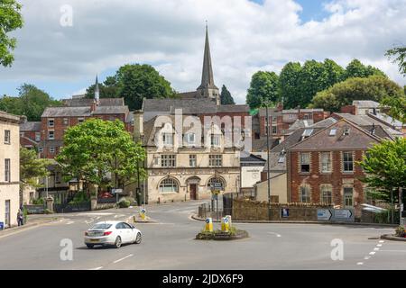 Kirchturm und Blick auf die Stadt von Beeches Green, Stroud, Gloucestershire, England, Großbritannien Stockfoto