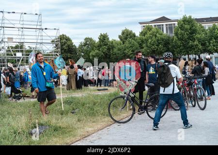 Documenta 15 - die Entfernung des Kunstwerks durch Taring padi aus dem Künstlerkollektiv ruan grupa auf der documenta 15 Kunstausstellung. Stockfoto