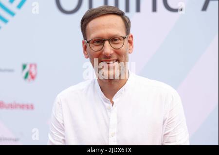 Köln, Deutschland. 23.. Juni 2022. Moderator Simon Beeck kommt zur Grimme Online Preisverleihung. Der Grimme Online Award gilt als die wichtigste Auszeichnung für Journalismus im Internet. Quelle: Henning Kaiser/dpa/Alamy Live News Stockfoto