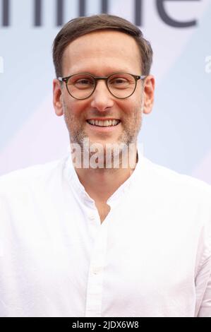 Köln, Deutschland. 23.. Juni 2022. Moderator Simon Beeck kommt zur Grimme Online Preisverleihung. Der Grimme Online Award gilt als die wichtigste Auszeichnung für Journalismus im Internet. Quelle: Henning Kaiser/dpa/Alamy Live News Stockfoto