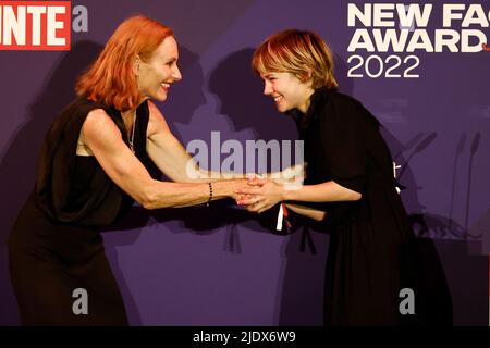 Berlin, Deutschland. 23.. Juni 2022. Die Schauspielerin und Laudatin Andrea Sawatzki (l.) gratuliert Lea Drinda, Gewinnerin des New Faces Award Films, in der Kategorie beste Newcomer-Schauspielerin, nach der Preisverleihung des Red Panther im Delphi Filmpalast. Quelle: Carsten Koall/dpa/Alamy Live News Stockfoto