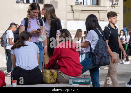 Rieti, Italien. 22.. Juni 2022. Die Reifeprüfungen beginnen für die Schüler in ihrem letzten Jahr der High School. Der italienische Test eröffnet die 2022 Prüfungen, die aufgrund des Gesundheitsnotfalls von covid19 nach zwei Jahren mit schriftlichen Tests wieder normal geworden sind. Auch unter den Tracks ist das Thema Hyperconnection. Am 22. Juni 2022 in Rieti, Italien. (Bild: © Riccardo Fabi/Pacific Press via ZUMA Press Wire) Stockfoto