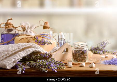 Set aus natürlichen Lavendel Körperpflegeprodukten auf Holztisch. Vorderansicht. Horizontale Zusammensetzung. Stockfoto