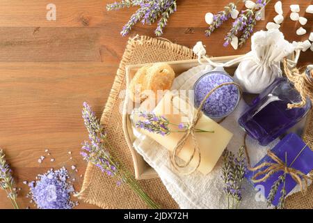 Set aus natürlichen Lavendel Körperpflegeprodukten auf Holztisch. Draufsicht. Horizontale Zusammensetzung. Stockfoto