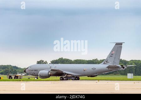 Die Flieger der 191. Aircraft Maintenance Squadron auf der Selfridge Air National Guard Base, Michigan, schleppen einen KC-135 Stratotanker mit einem MB-2 Schlepper am 23. Juni 2022 zur Westseite der Basis. Der Schlepper ist ein Arbeitspferd, das verwendet wird, um schwere Flugzeuge über die Fluglinie zu transportieren, ohne das Flugzeug anzuschalten, was Energieressourcen schont. (USA Foto der Air National Guard von Terry L. Atwell) Stockfoto