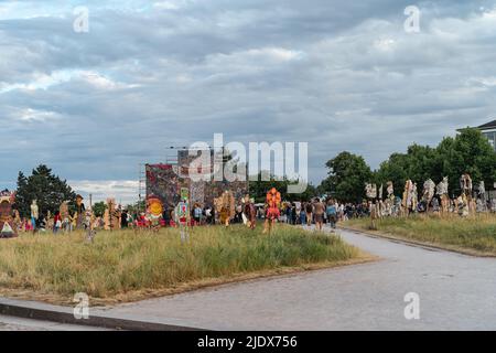 Documenta 15 - die Entfernung des Kunstwerks durch Taring padi aus dem Künstlerkollektiv ruan grupa auf der documenta 15 Kunstausstellung. Stockfoto