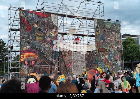 Documenta 15 - die Entfernung des Kunstwerks durch Taring padi aus dem Künstlerkollektiv ruan grupa auf der documenta 15 Kunstausstellung. Stockfoto