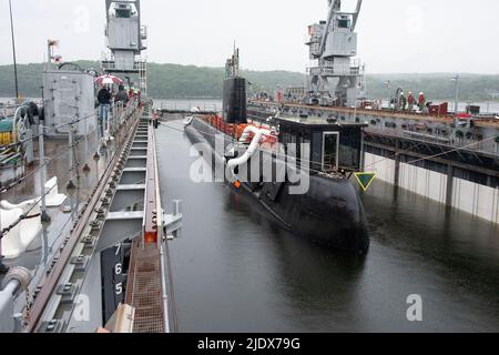 Das historische Schiff Nautilus (SSN 571) wird am Mittwoch, den 22. Juni 2022, vom Auxiliary Repair Dry Dock (ARDM) 4 geführt. Nautilus verließ im Oktober 2021 die Submarine Force Library und das Museum in Groton, Connecticut, und reiste flussabwärts zur Submarine Base New London, wo die erste Atomkraft der Marine einer Überholung und Renovierung unterzogen wurde. (USA Navy Foto von John Narewski) Stockfoto