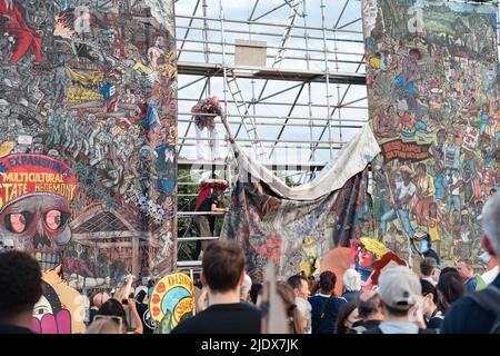 Documenta 15 - die Entfernung des Kunstwerks durch Taring padi aus dem Künstlerkollektiv ruan grupa auf der documenta 15 Kunstausstellung. Stockfoto