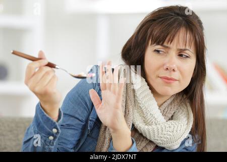 Frau verteidigt sich gegen Drogen Stockfoto