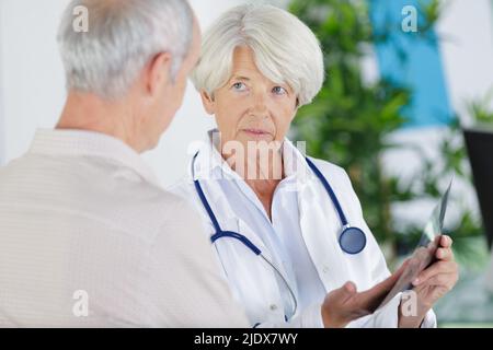 Porträt eines älteren Arztes Gespräch mit einem älteren Patienten Stockfoto