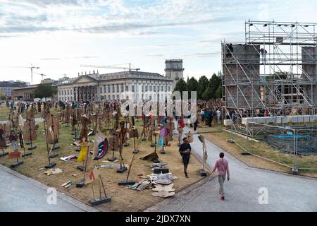 Documenta 15 - die Entfernung des Kunstwerks durch Taring padi aus dem Künstlerkollektiv ruan grupa auf der documenta 15 Kunstausstellung. Stockfoto