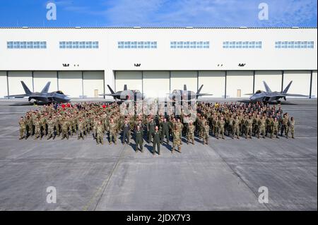 US-Luftwaffe und Mitarbeiter, die dem Air Expeditionary Wing 354. zugewiesen sind, posieren für ein Gruppenfoto vor zwei F-35A Lightning IIS und zwei F-22 Raptors auf der Marine Corps Air Station Iwakuni, Japan, 23. Juni 2022. Die Expeditionary Fighter Squadrons 199. und 356., die unter dem AEW von 354. operieren, sind bei Iwakuni, um Integrationstaktiken, -Techniken und -Verfahren der fünften Generation zu verfeinern. (USA Luftwaffe Foto von Senior Airman Jose Miguel T. Tamondong) Stockfoto