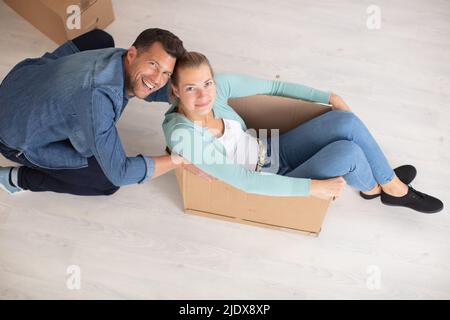 Paar haben Spaß beim gemeinsamen Umzug in eine neue Wohnung Stockfoto