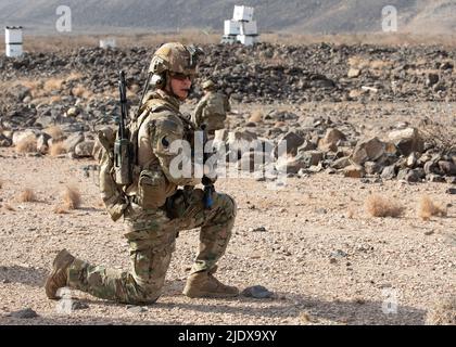 Soldaten der US-Armee von Kentucky, die der Task Force Red Dragon, Combined Joint Task Force - Horn of Africa (CJTF-HOA) zugewiesen sind, führen in Dschibuti im Arta Range Complex, Dschibuti, eine Live-Feuerübung durch. 8. Juni 2022. Die CJTF-HOA, die von Camp Lemonnier, Dschibuti, aus operiert, ist ein dynamisches operatives Hauptquartier, das Missionen unterstützt, um gewalttätigen extremistischen Organisationen entgegenzuwirken, auf Krisen zu reagieren und die Stabilität in Ostafrika zu verbessern. (USA Foto der Armee-Nationalgarde von Staff Sgt. Jeff Clements) Stockfoto