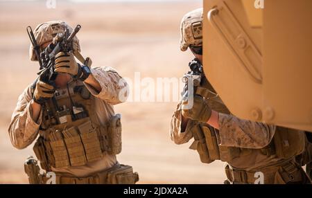 AL HAMRA, VEREINIGTE ARABISCHE EMIRATE (21. Juni 2022) – US-Marineinfanteristen, die dem Zentralkommando des Anti-Terror-Sicherheitsteams der Flotte zugewiesen sind, sorgen während der Übung Iron Defender 22 im Al Hamra Trainingslager, VAE, im Juni 21 für Sicherheit. Iron Defender ist eine jährliche bilaterale Trainingsveranstaltung zwischen dem Central Command der US Naval Forces und den Streitkräften der Vereinigten Arabischen Emirate. Die Übung konzentriert sich auf maritime Sicherheitsoperationen, Minenabwehrmaßnahmen und Hafenverteidigung. (USA Marine Corps Foto von Sgt. Benjamin McDonald) Stockfoto