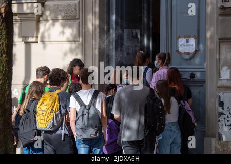 Rieti, Italien. 22.. Juni 2022. Die Reifeprüfungen beginnen für die Schüler in ihrem letzten Jahr der High School. Der italienische Test eröffnet die 2022 Prüfungen, die aufgrund des Gesundheitsnotfalls von covid19 nach zwei Jahren mit schriftlichen Tests wieder normal geworden sind. Auch unter den Tracks ist das Thema Hyperconnection. Am 22. Juni 2022 in Rieti, Italien. (Bild: © Riccardo Fabi/Pacific Press via ZUMA Press Wire) Stockfoto